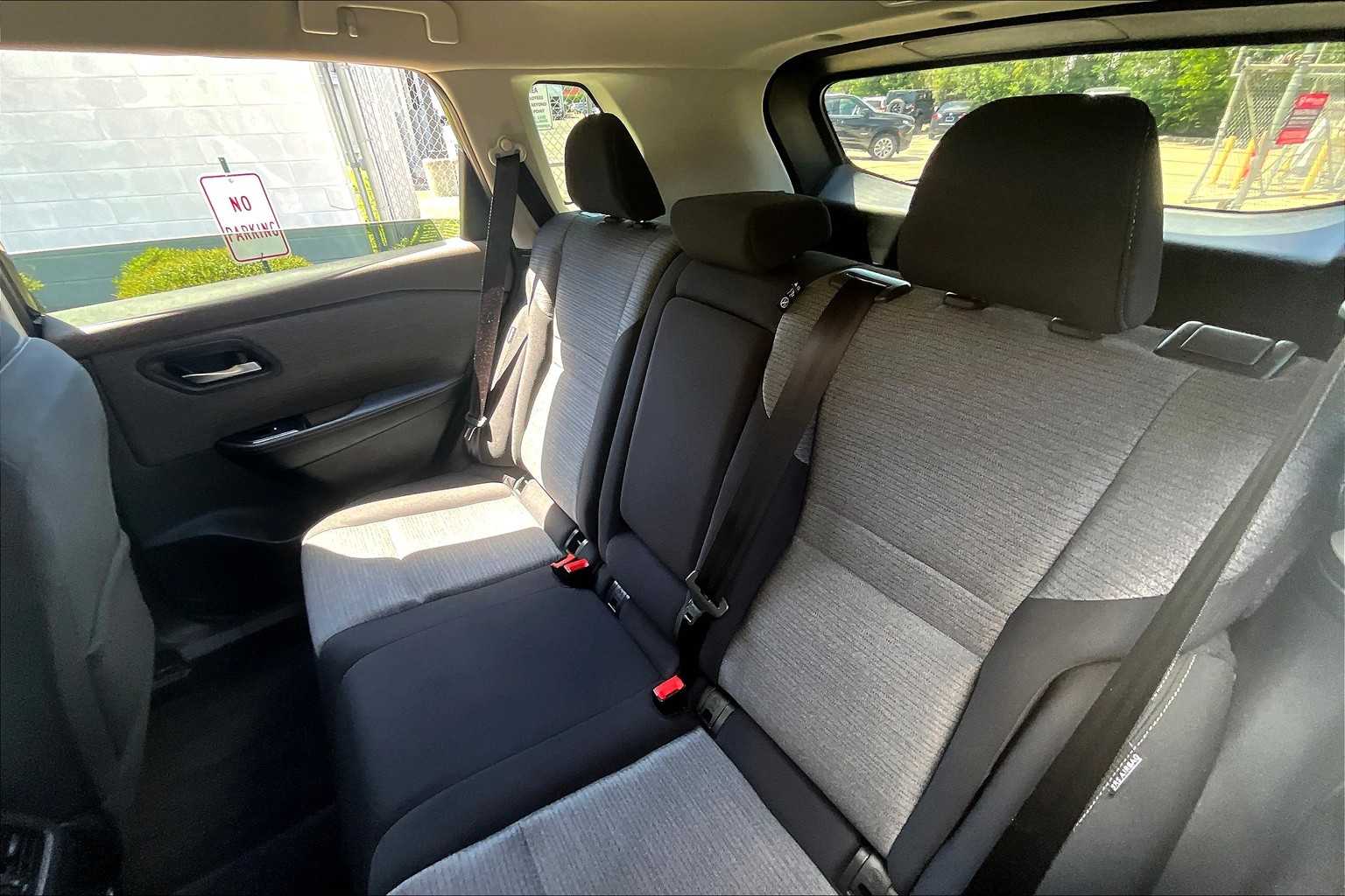 2023 Nissan Rogue SV photo 17
