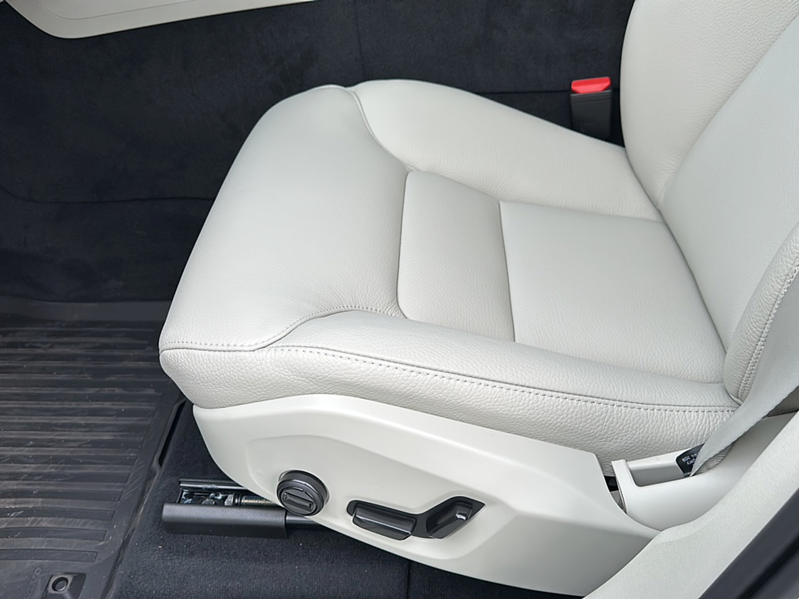 2024 Volvo XC60 Recharge Hybrid T8 Plus photo 2