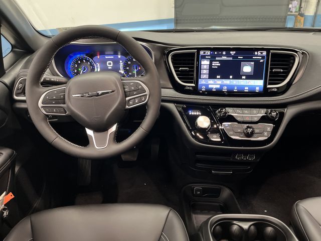 2025 Chrysler Pacifica photo 5