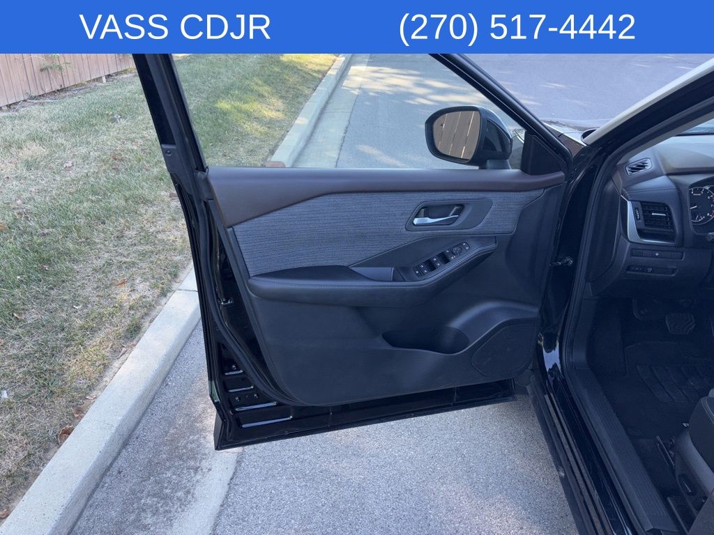 2023 Nissan Rogue SV photo 12