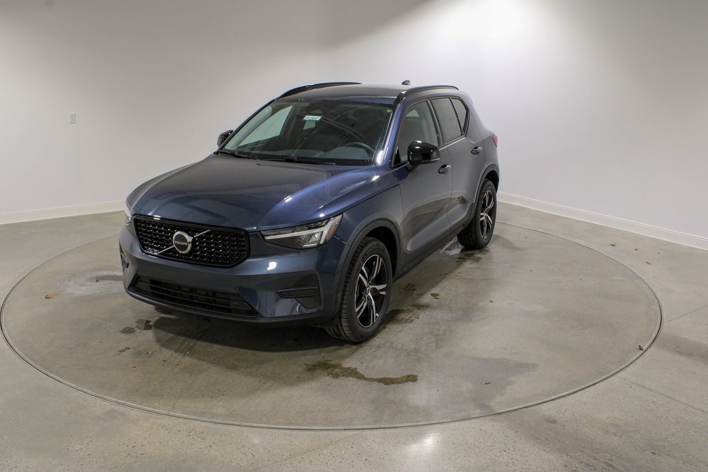 2026 Volvo XC40 Core's photo