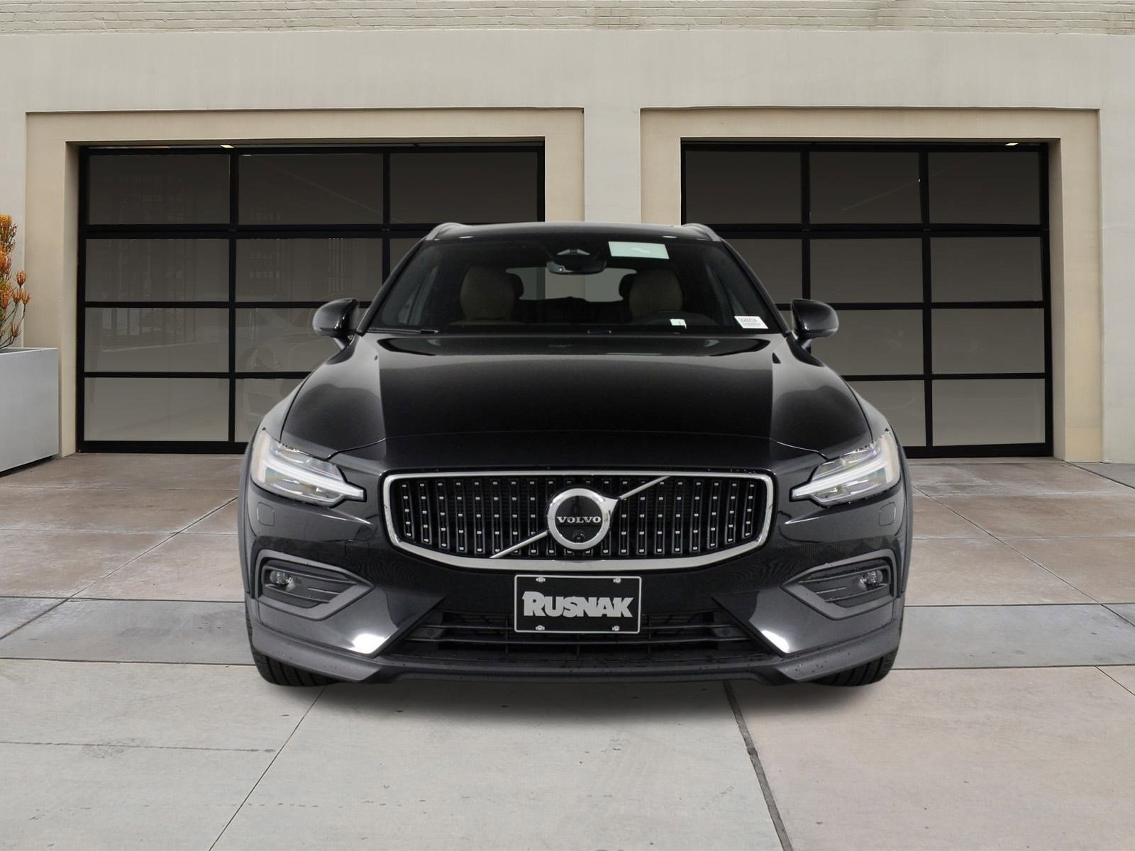 2026 Volvo V60 Cross Country B5 Plus photo 2