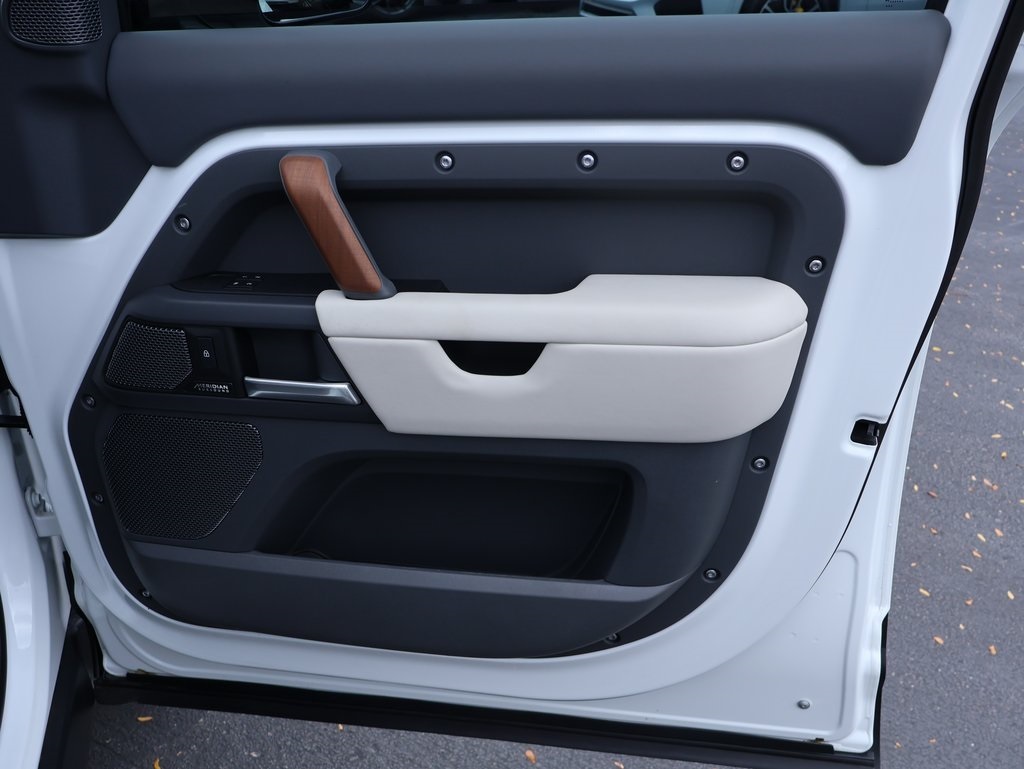 2024 Land Rover Defender 110 X-Dynamic SE photo 9