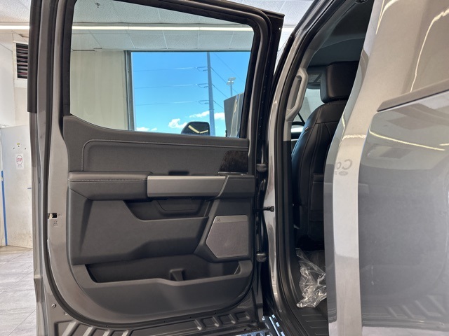 2025 Ford F-350 Lariat photo 32