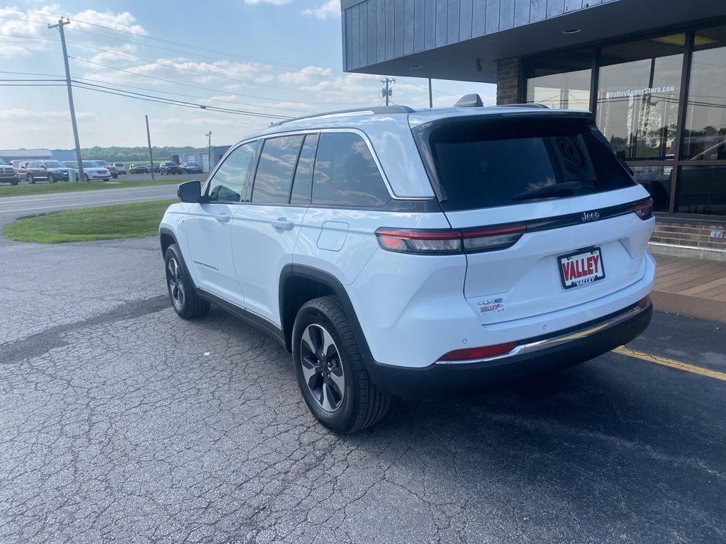 2023 Jeep Cherokee Base photo 4