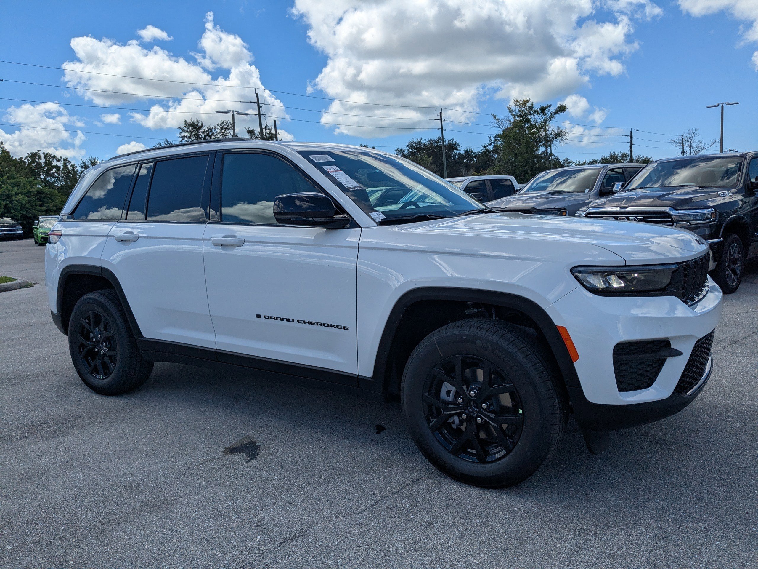 2025 Jeep Grand Cherokee Altitude photo 2