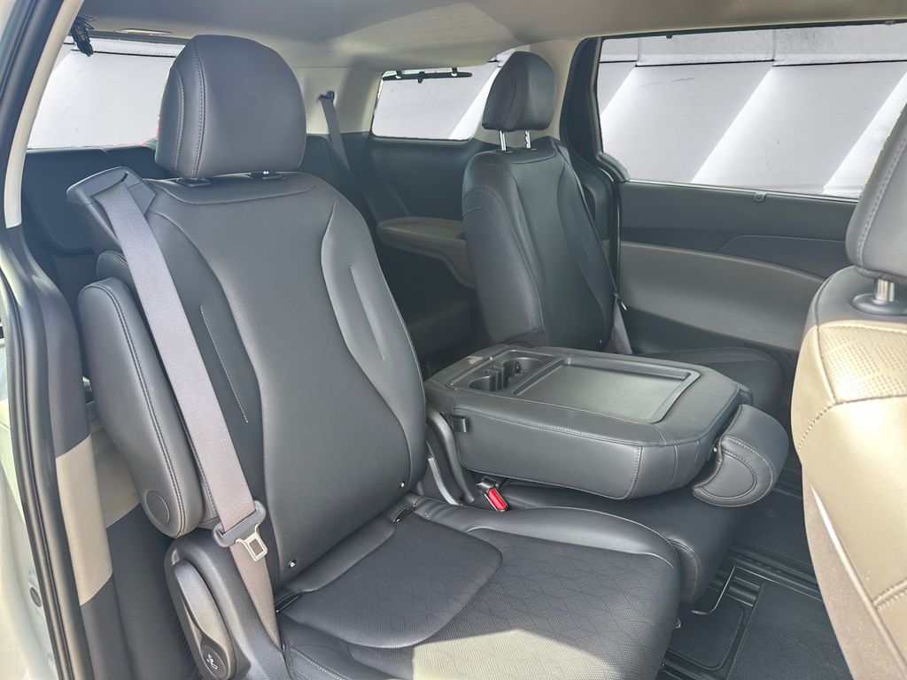 2025 Kia Carnival EX photo 16