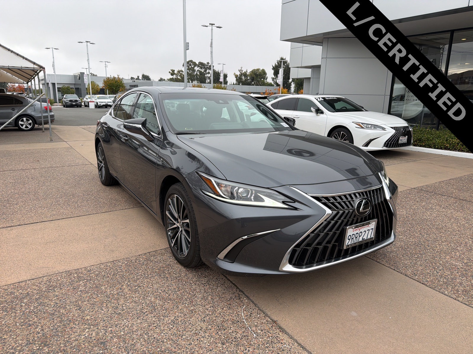 2025 Lexus ES Hybrid 300h's photo