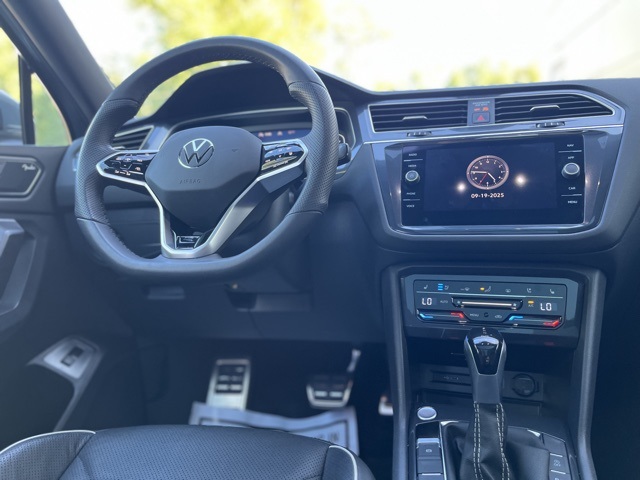 2024 Volkswagen Tiguan SEL R-Line Black photo 5