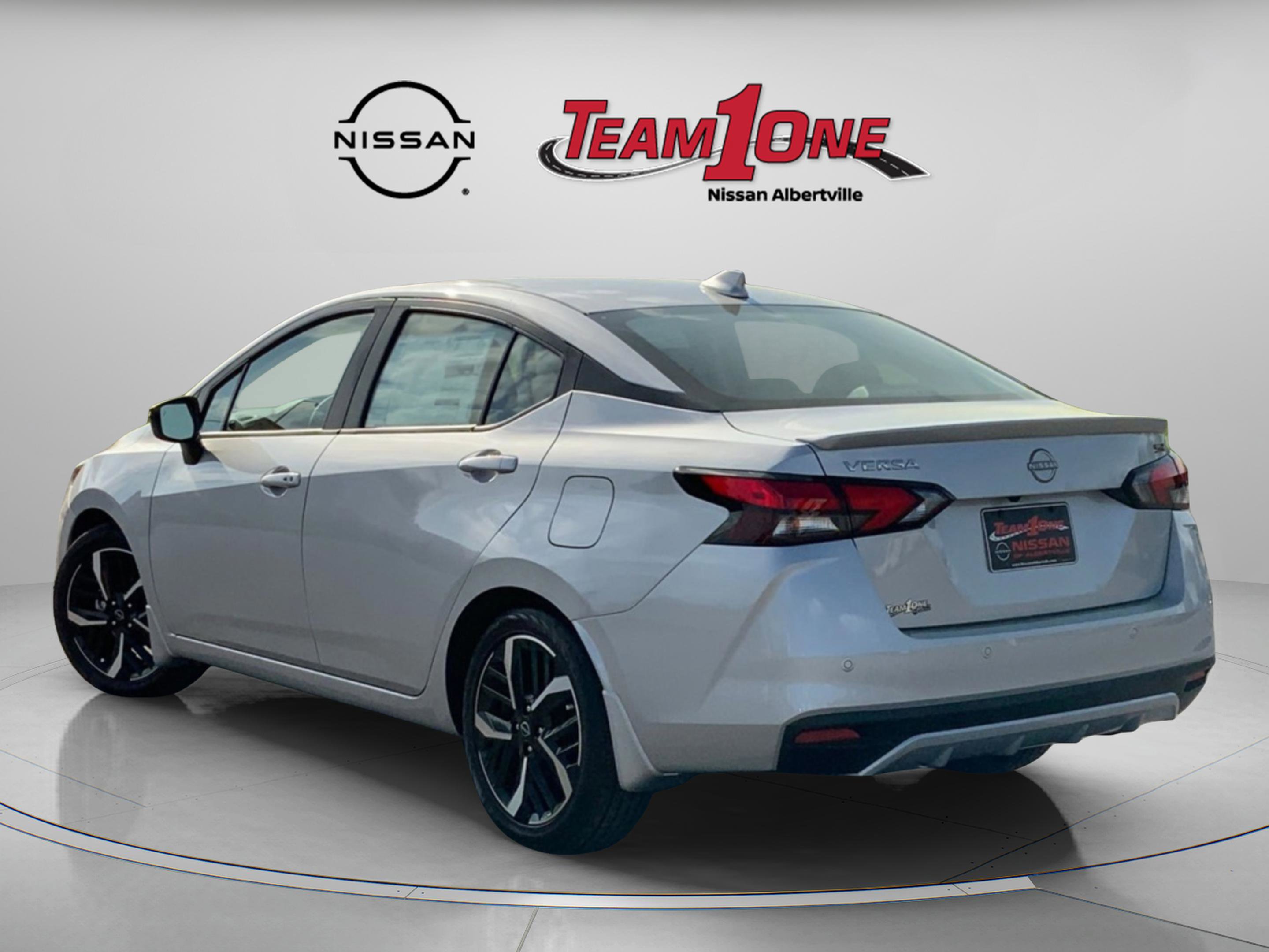 2025 Nissan Versa SR photo 3