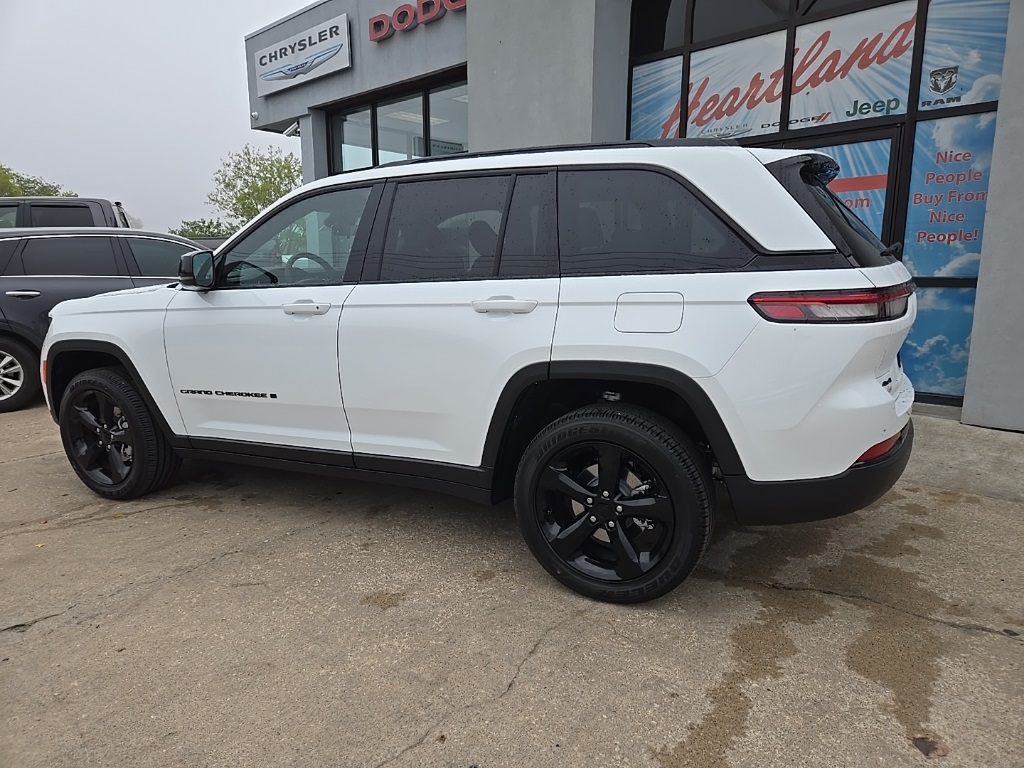 2025 Jeep Grand Cherokee Altitude photo 3