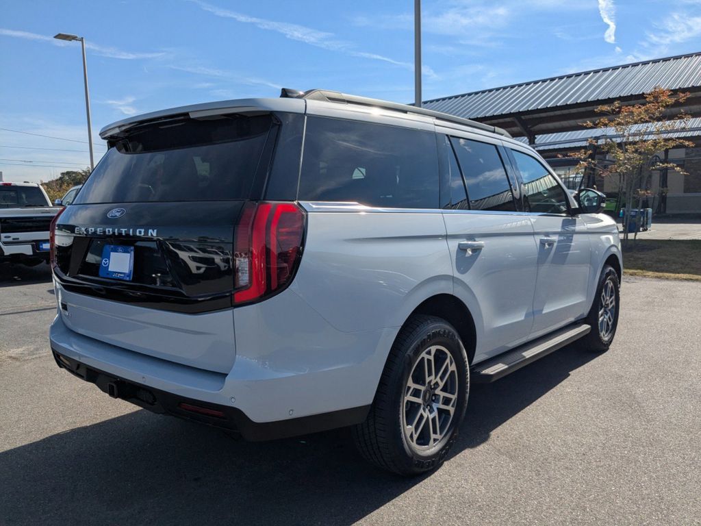 2025 Ford Expedition photo 4