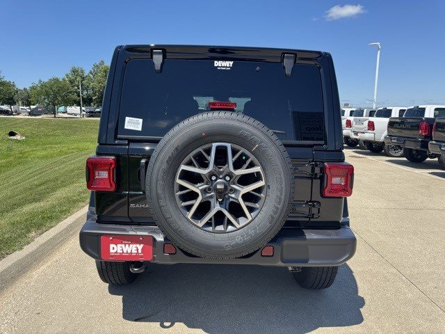 2025 Jeep Wrangler Sahara photo 4