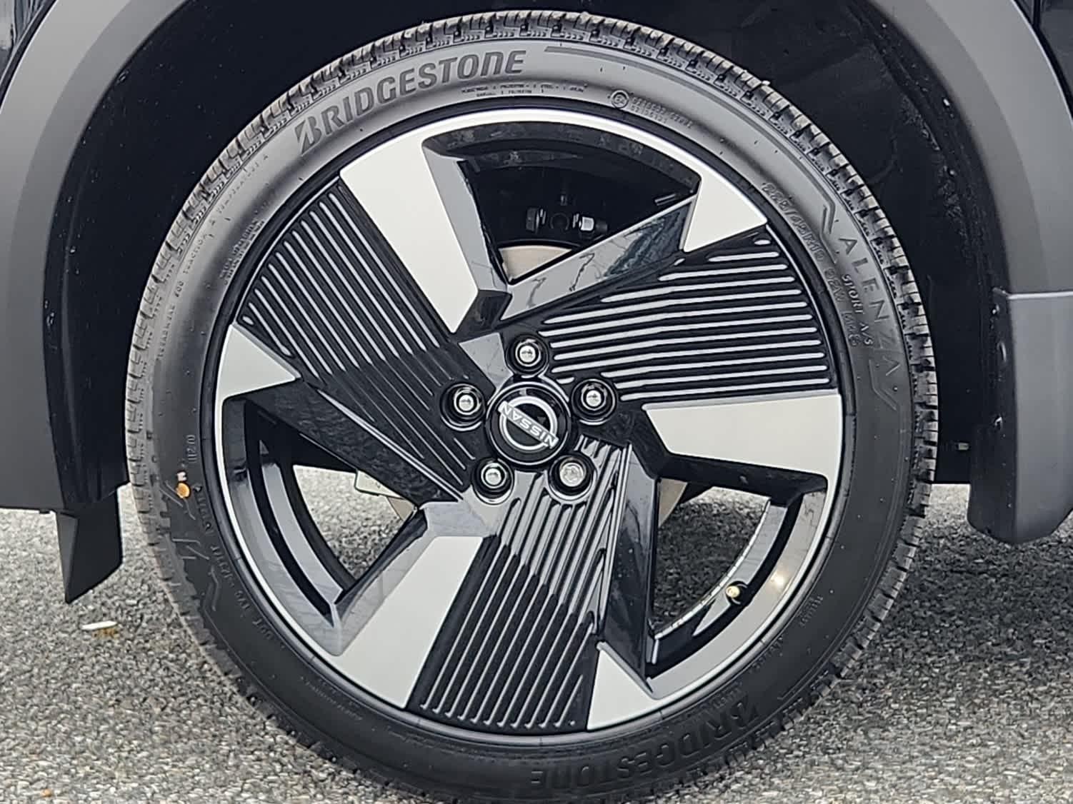 2025 Nissan Kicks SR photo 5