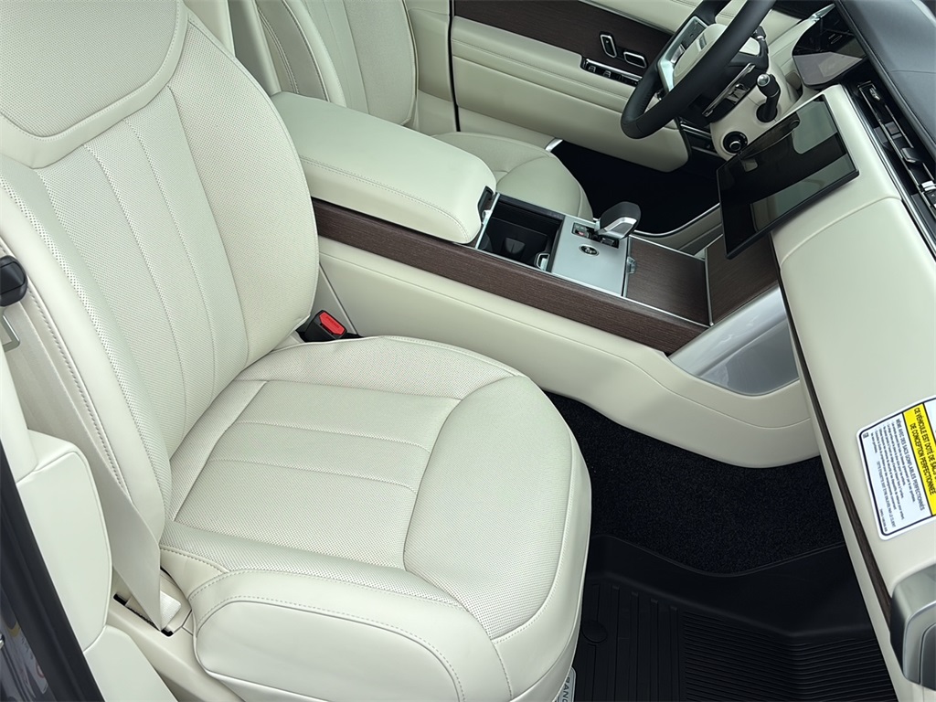 2025 Land Rover Range Rover SE photo 13
