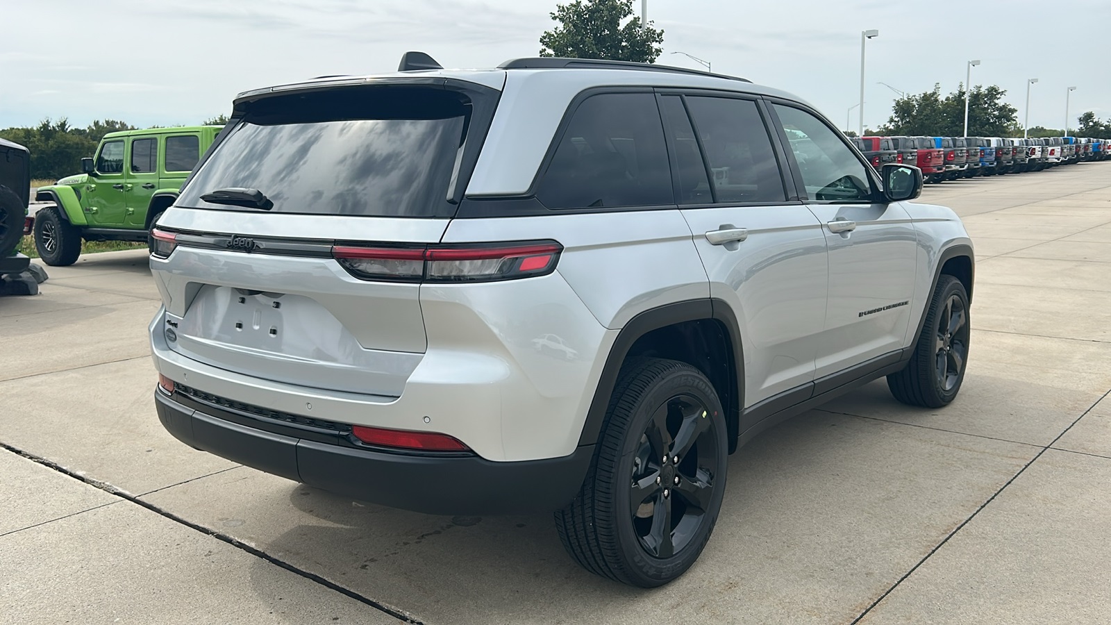 2025 Jeep Grand Cherokee Altitude X photo 3