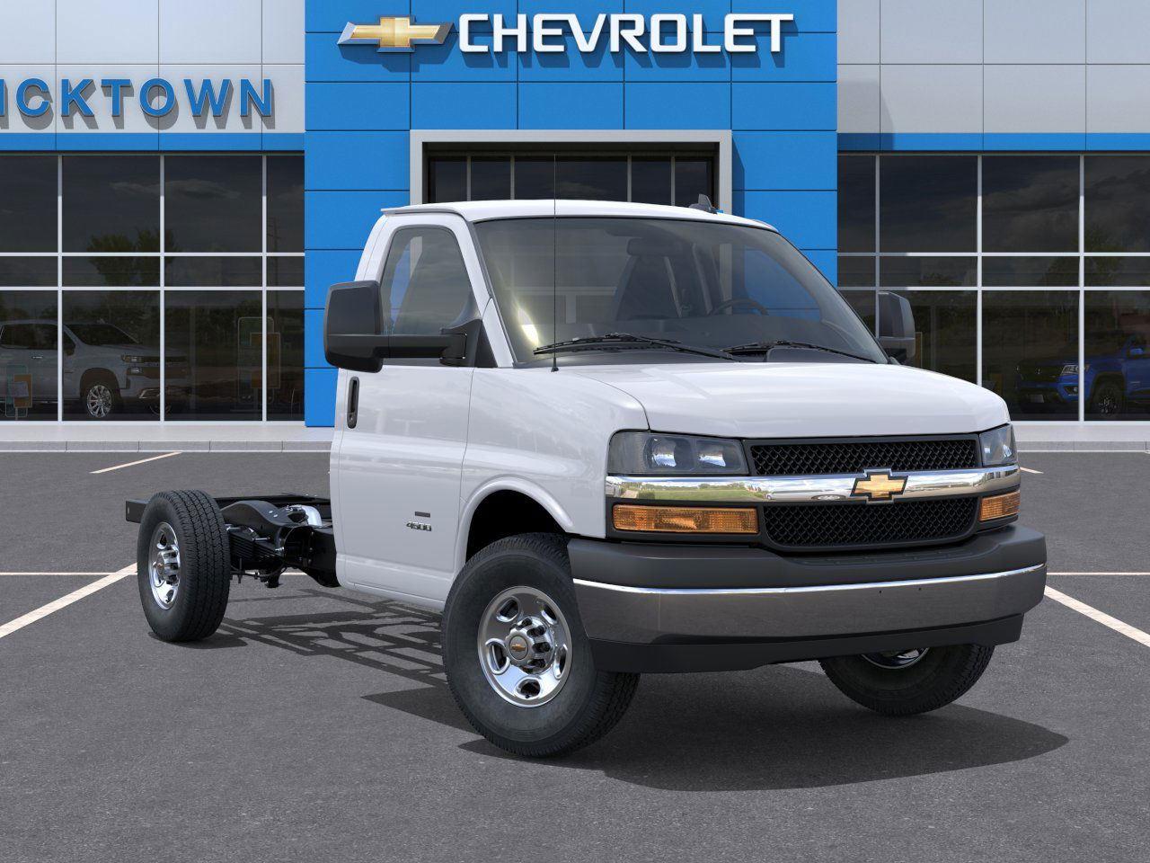 2025 Chevrolet Express Cutaway 3500 photo 2