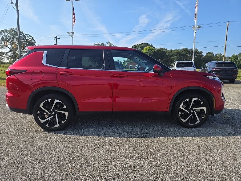 2024 Mitsubishi Outlander SE photo 4