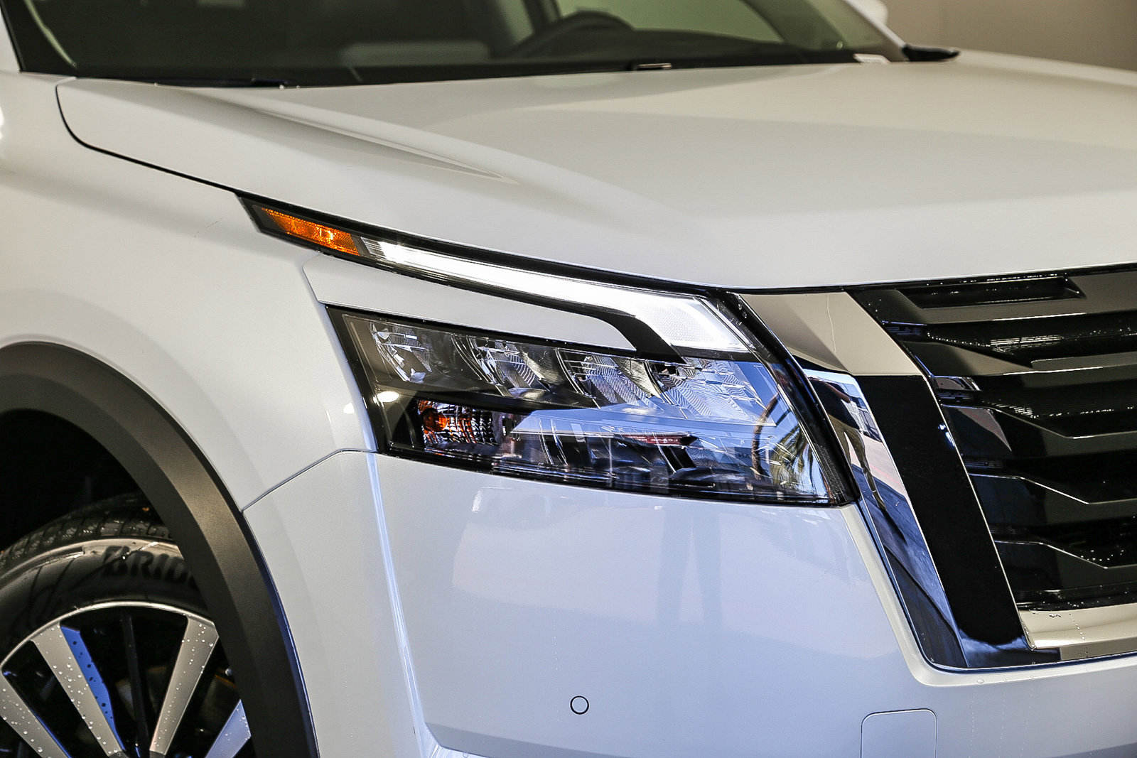 2025 Nissan Pathfinder Platinum photo 2