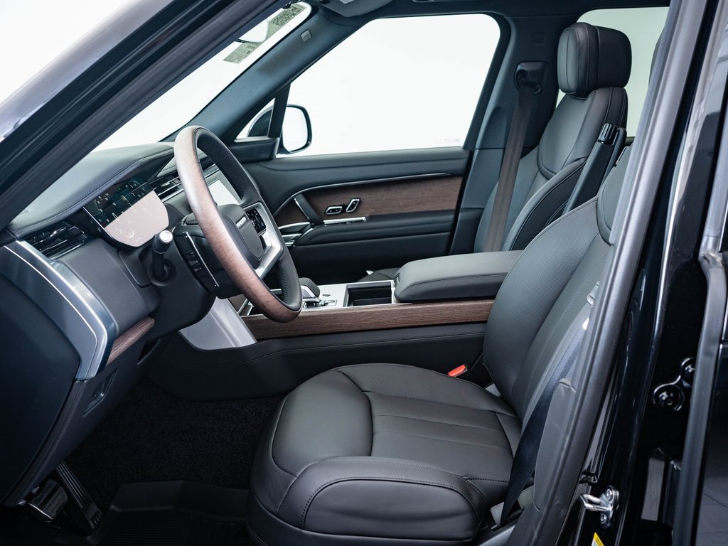 2025 Land Rover Range Rover SE photo 4
