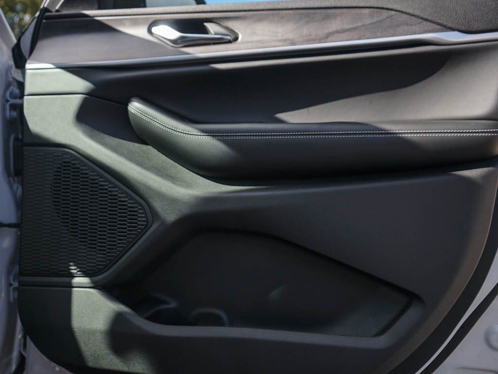 2025 Jeep Grand Cherokee Limited photo 3