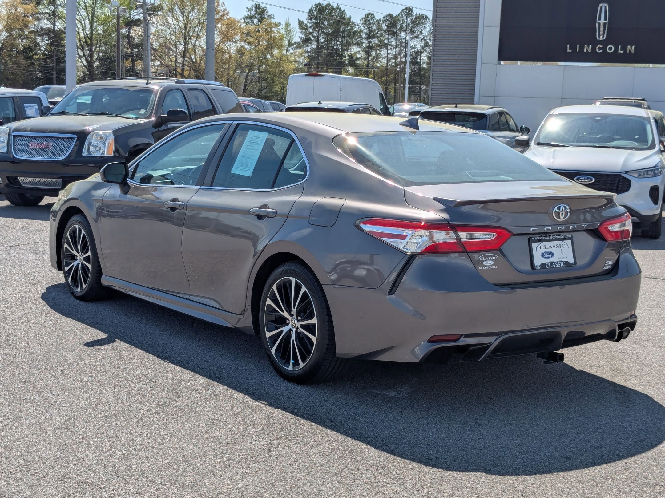 2020 Toyota Camry SE photo 7