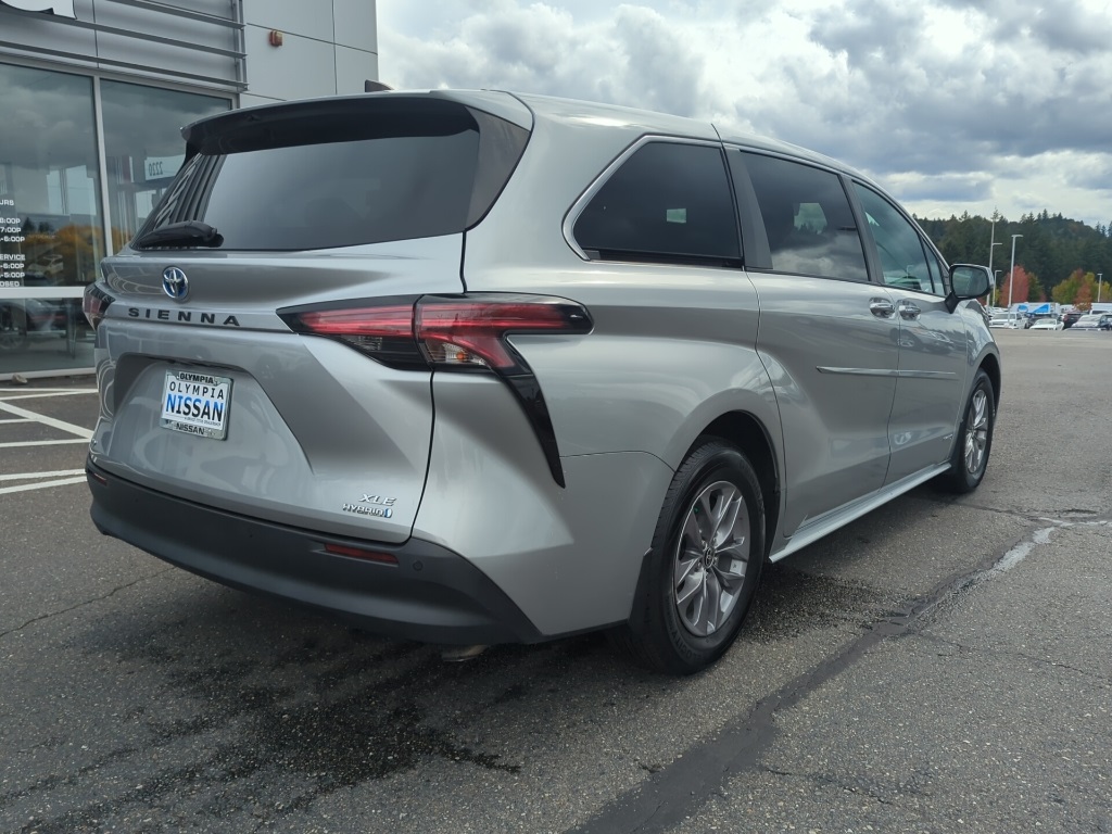 2021 Toyota Sienna XLE photo 8