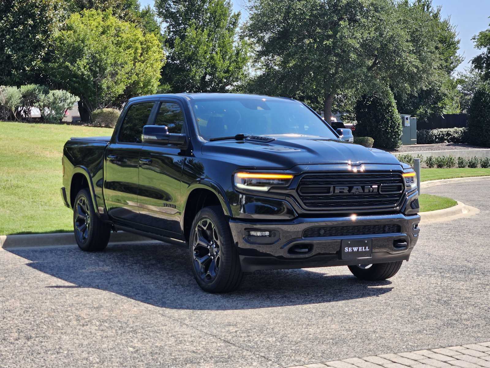 2023 Ram 1500 Limited photo 2