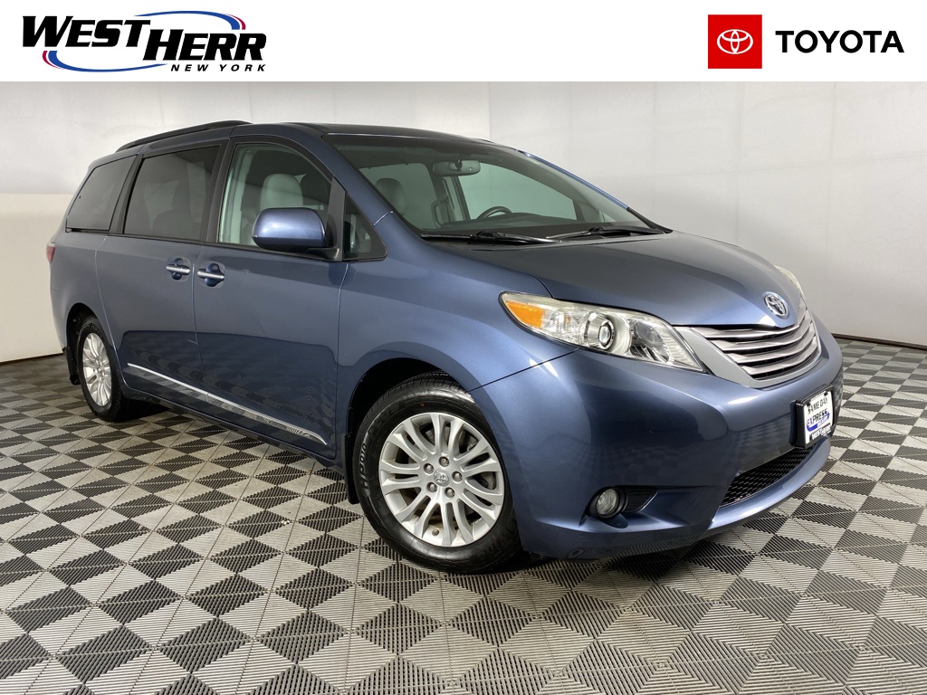 2017 Toyota Sienna XLE's photo