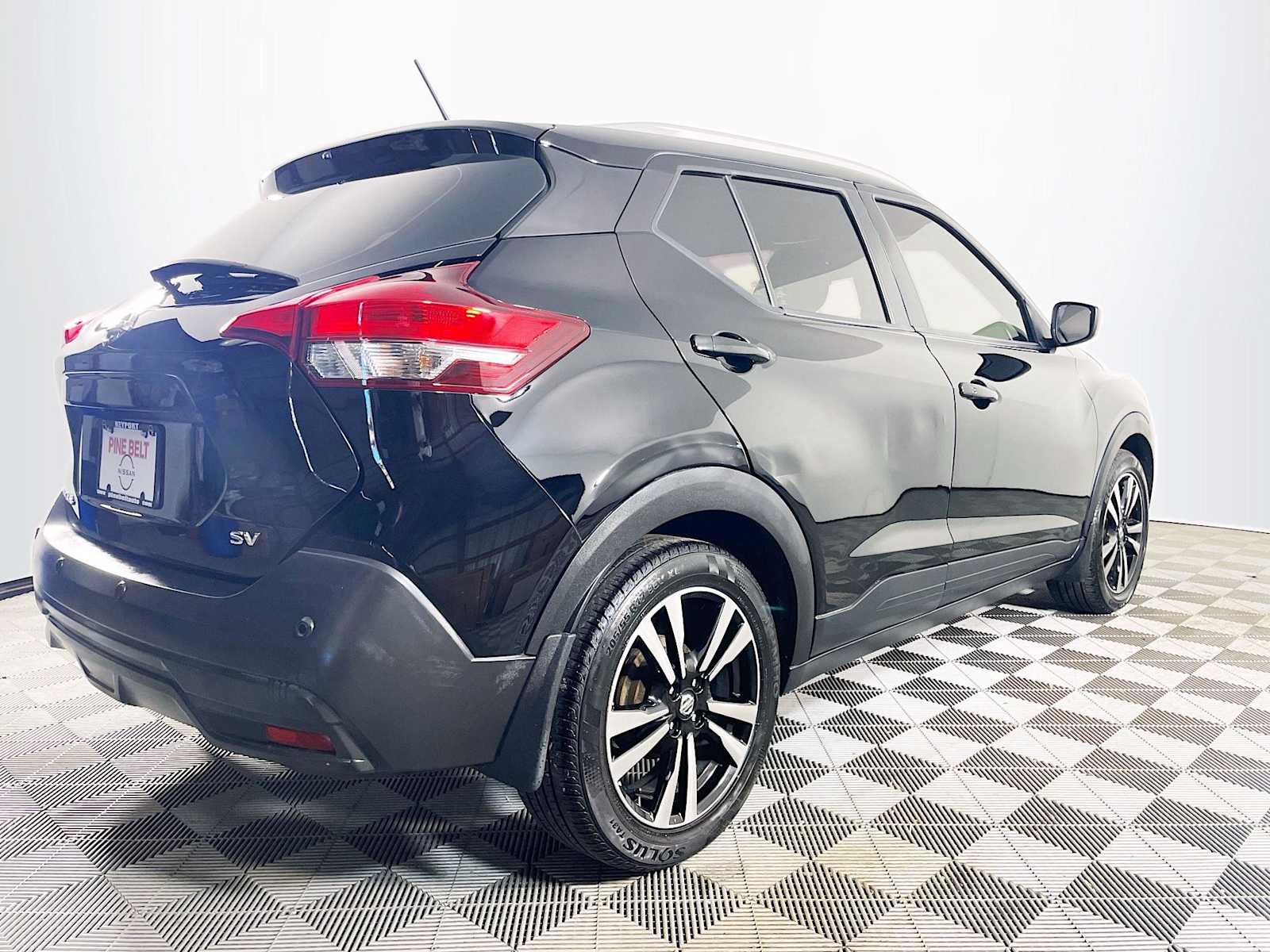 2020 Nissan Kicks SV photo 2
