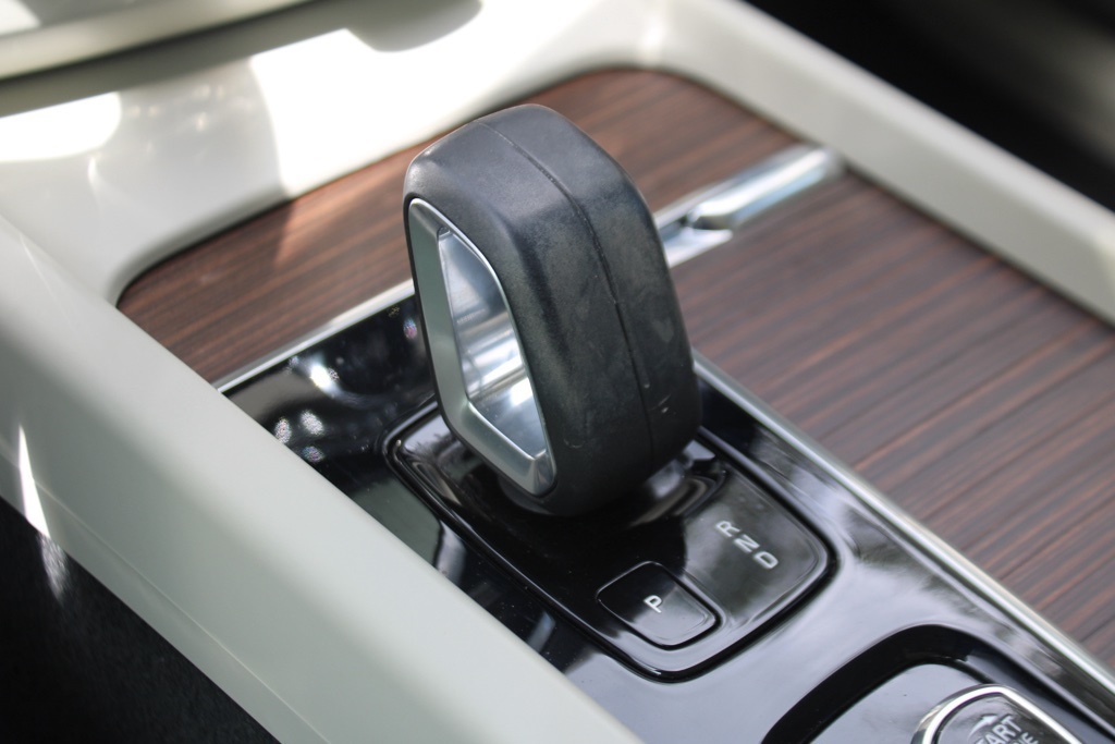 2022 Volvo XC60 Inscription R-Design Expression T8 Momentum B5 photo 21