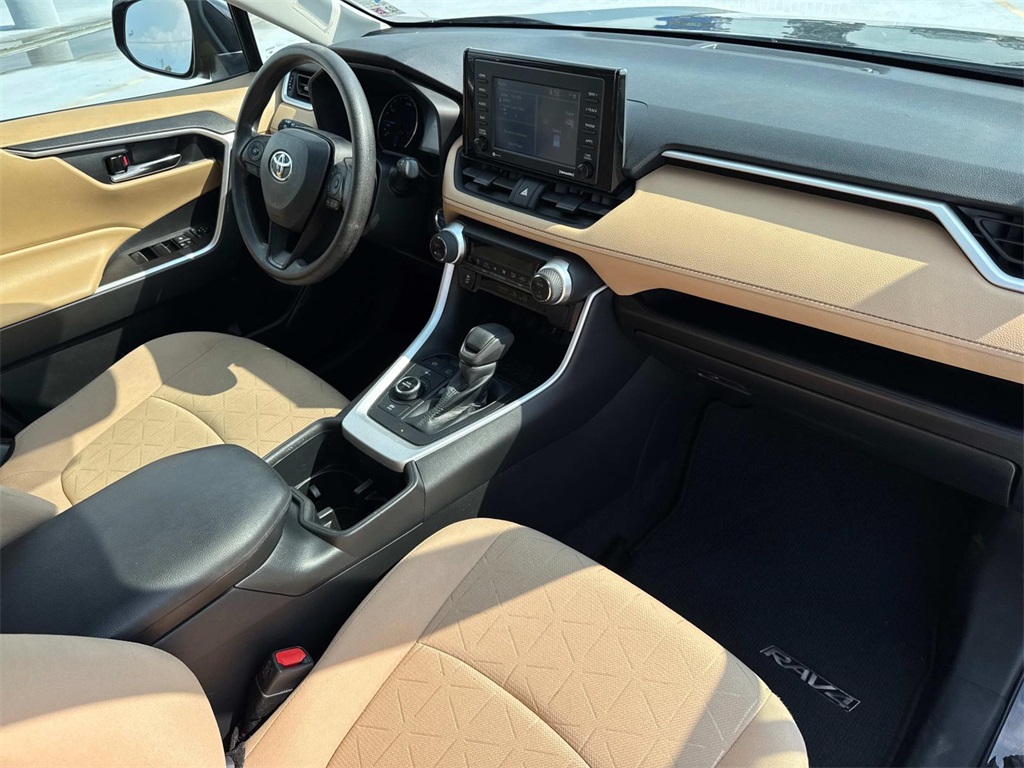 2022 Toyota RAV4 Hybrid XLE photo 11