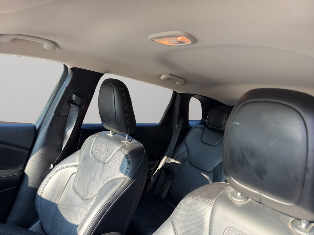 2016 Jeep Cherokee Overland photo 16