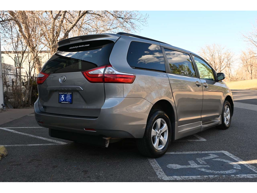 2015 Toyota Sienna LE photo 6