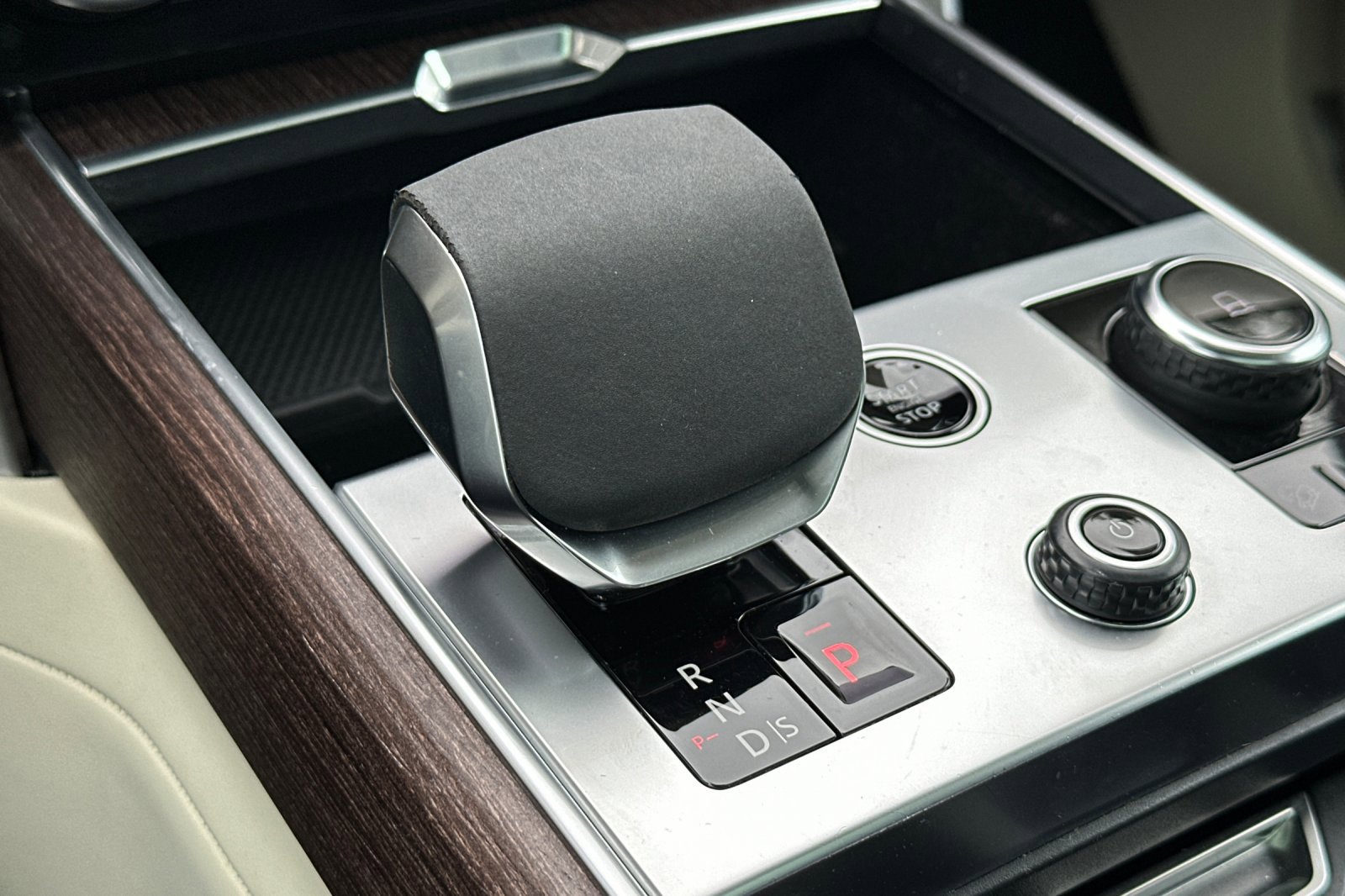 2023 Land Rover Range Rover SE photo 18