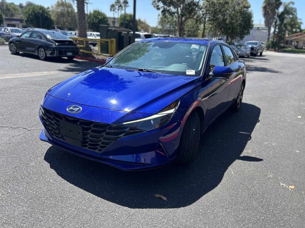 2022 Hyundai Elantra SEL photo 2