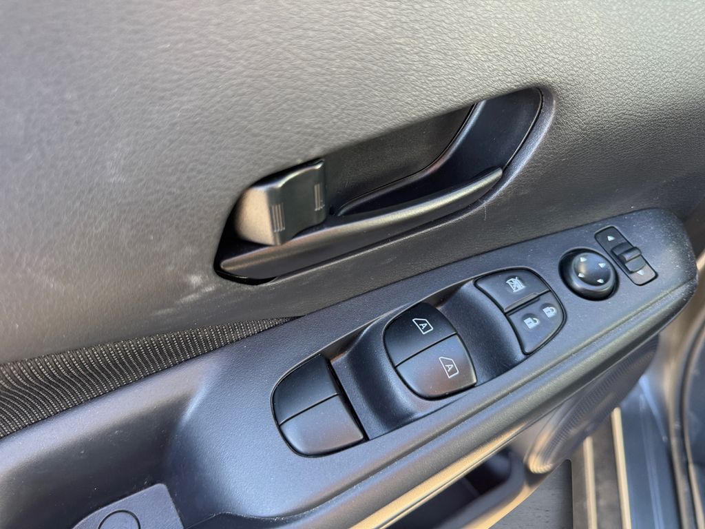 2025 Nissan Kicks Play S photo 12
