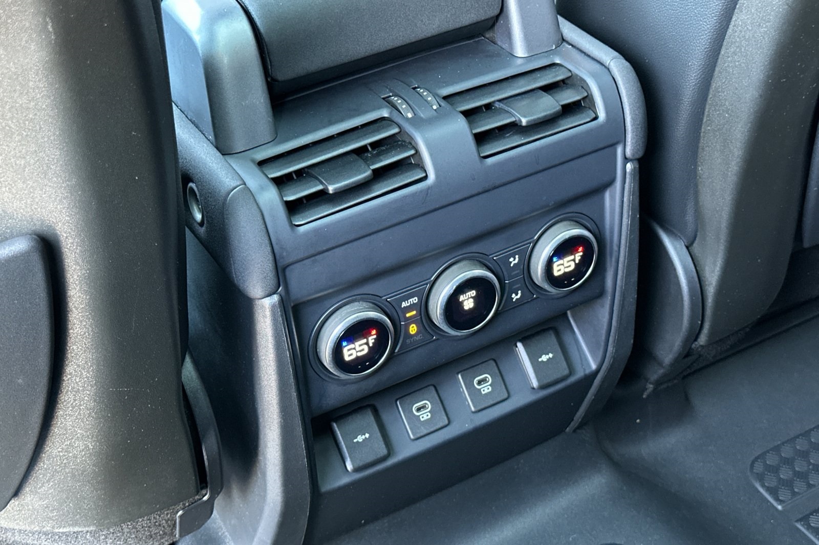 2021 Land Rover Defender 110 SE photo 12
