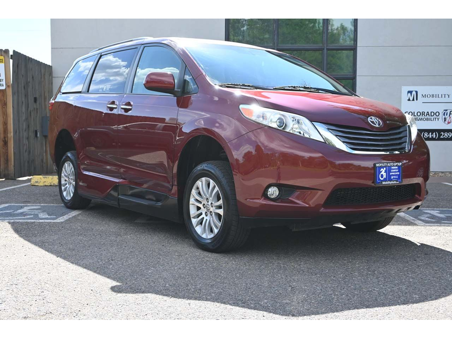 2017 Toyota Sienna XLE photo 2