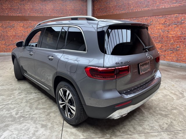 2025 Mercedes Benz GLB 250 4MATIC photo 2