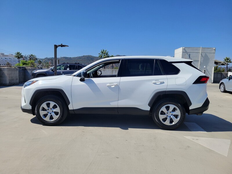 2023 Toyota RAV4 LE photo 5