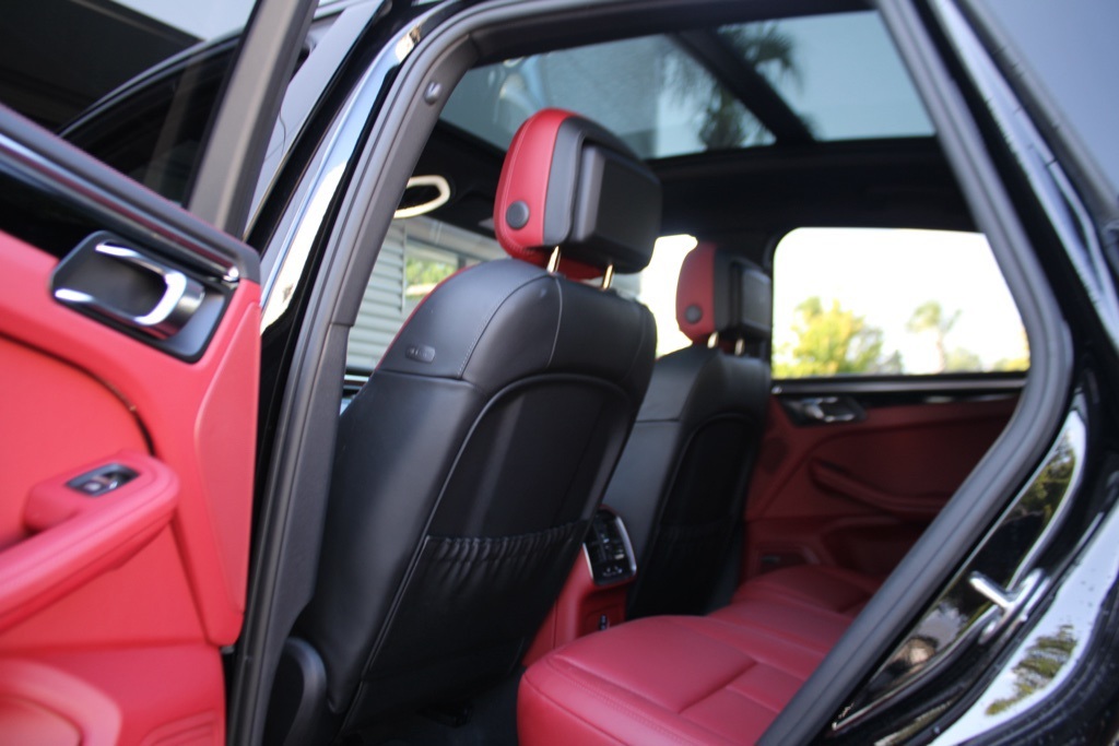 2025 Porsche Macan T photo 32