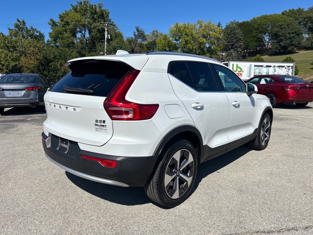 2023 Volvo XC40 Plus photo 2