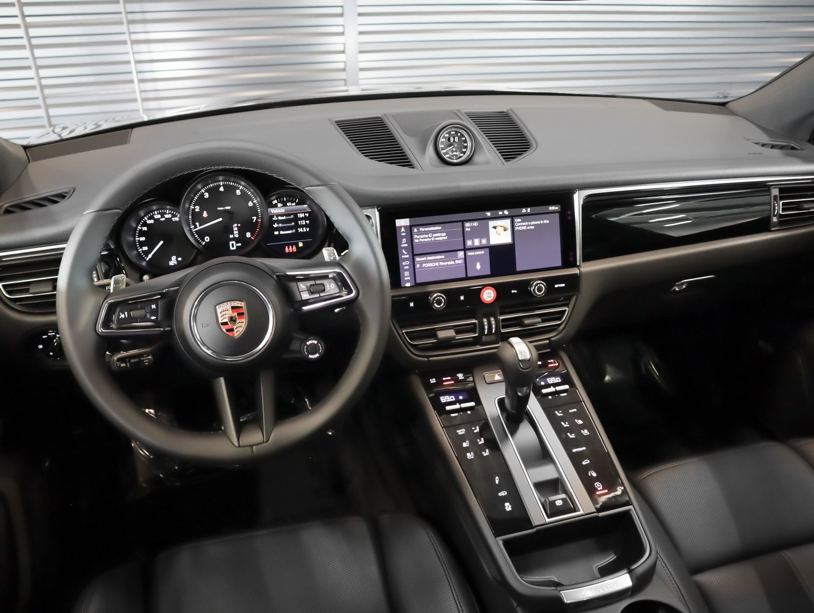 2025 Porsche Macan T photo 18