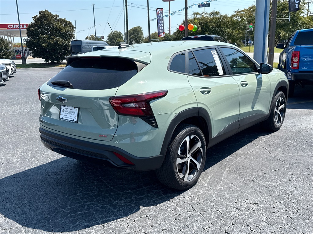 2024 Chevrolet Trax photo 2