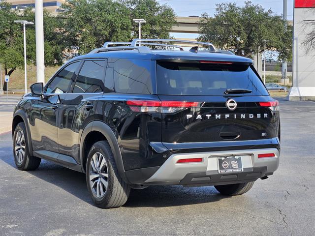 2023 Nissan Pathfinder SL photo 2