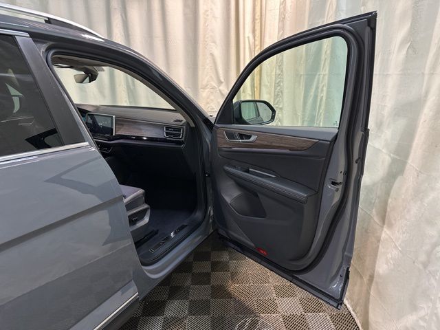 2025 Volkswagen Atlas SEL photo 33