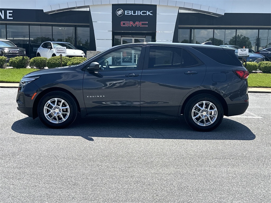 2022 Chevrolet Equinox LS photo 2