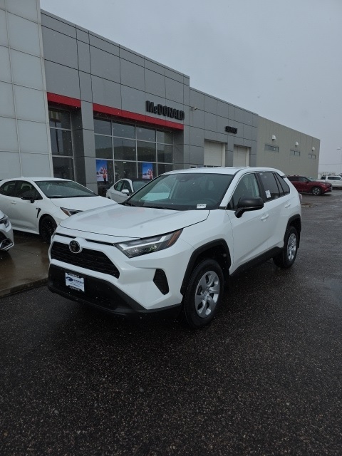 2025 Toyota RAV4 LE's photo
