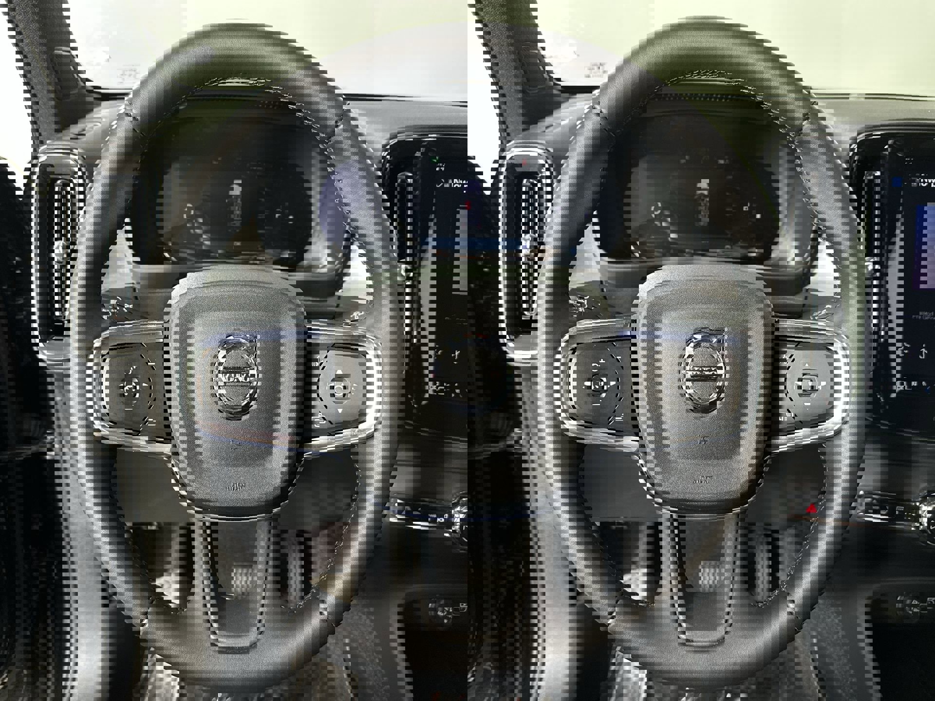 2025 Volvo XC40 Core photo 10